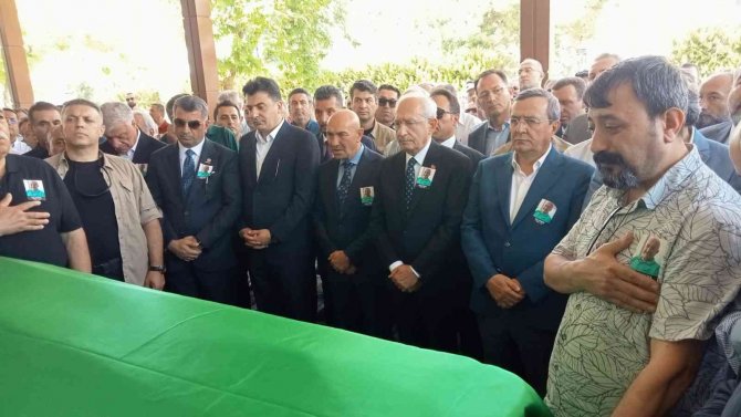 Kılıçdaroğlu, İ̇zmir’de Cenazeye Katıldı