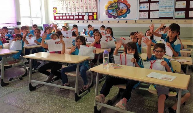 Öğrenciler Karne Heyecanı Yaşadı