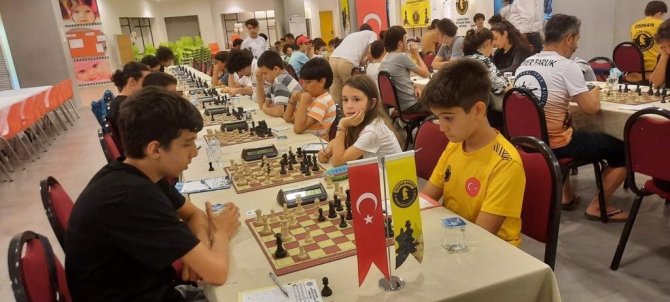 Denizli’de Satranç Turnuvasında Dereceye Girenler Ödüllerini Aldı