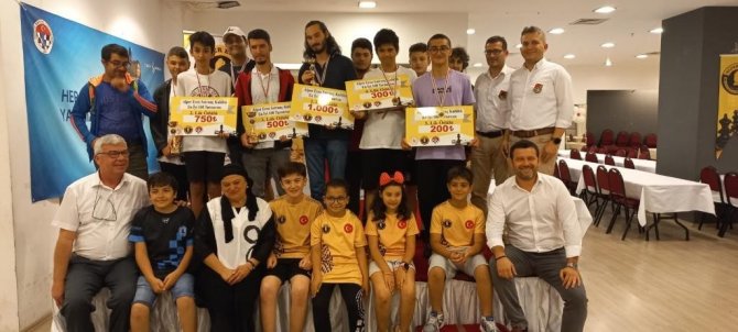 Denizli’de Satranç Turnuvasında Dereceye Girenler Ödüllerini Aldı