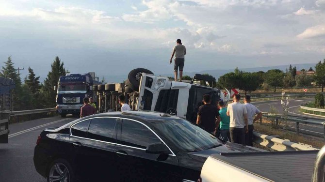Hafriyat Kamyonu Devrildi, Tonlarca Talaş Yola Döküldü
