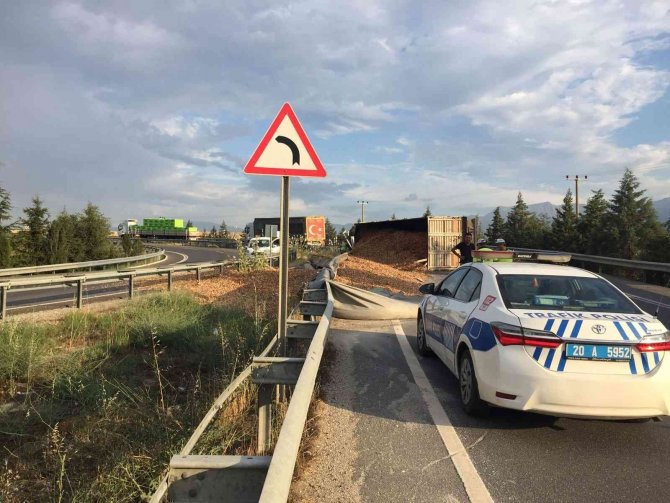 Hafriyat Kamyonu Devrildi, Tonlarca Talaş Yola Döküldü