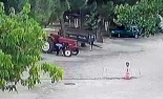 Acemi Kundakçı Çam Kozalağıyla Traktörü Ateşe Vermeye Çalıştı