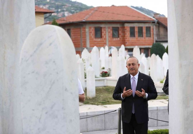 Bakan Çavuşoğlu, Saraybosna’da Cumhurbaşkanı Aliya İ̇zetbegoviç’in Kabrini Ziyaret Etti