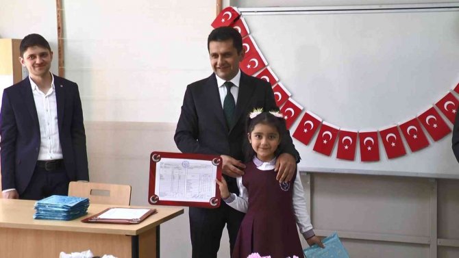 Erzurum’da Öğrenciler Karne Heyecanı Yaşadı