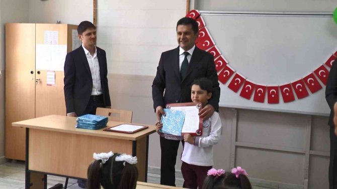 Erzurum’da Öğrenciler Karne Heyecanı Yaşadı