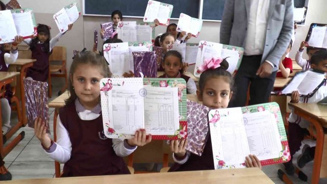 Erzurum’da Öğrenciler Karne Heyecanı Yaşadı