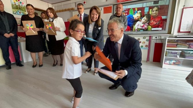 İ̇şitme Engelli Öğrenciler De Törenle Karnelerini Aldı