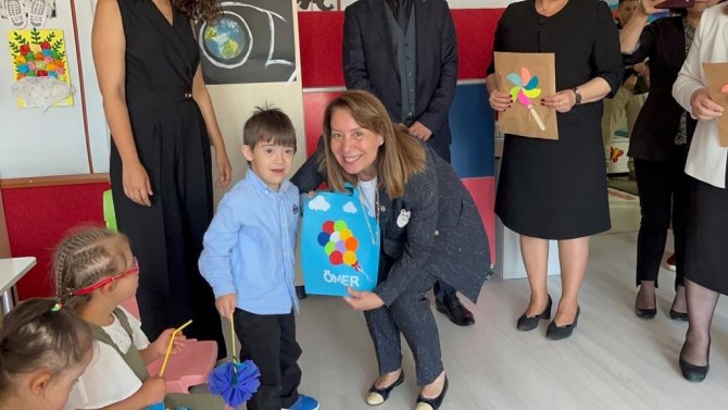 İ̇şitme Engelli Öğrenciler De Törenle Karnelerini Aldı