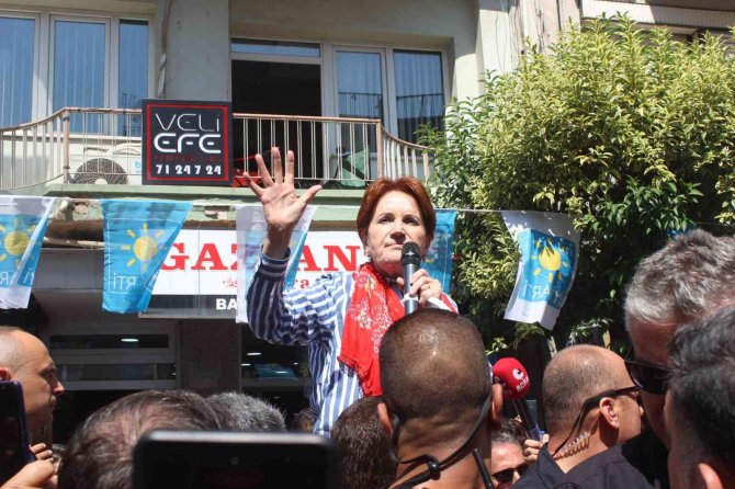Akşener, Manisa’da Esnafı Ziyaret Edip Alışveriş Yaptı