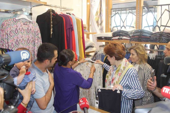 Akşener, Manisa’da Esnafı Ziyaret Edip Alışveriş Yaptı