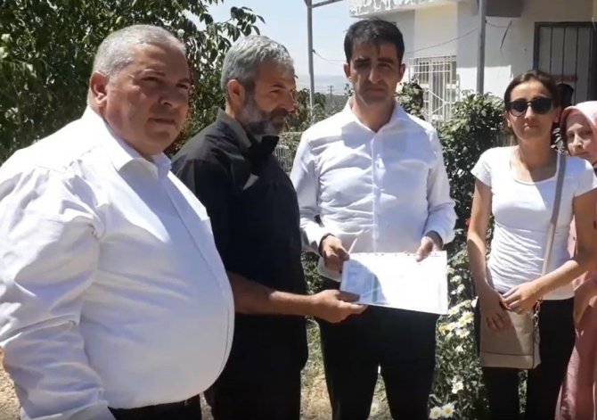 Enkaz Altında Ölen Çocuklarının Yerine Karnelerini Aldılar