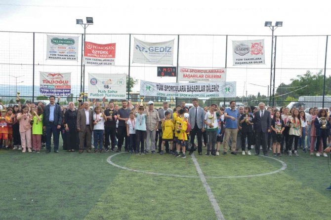 Gediz’de İlkokul Ve Ortaokullar Arası Halı Saha Turnuvası Sona Erdi