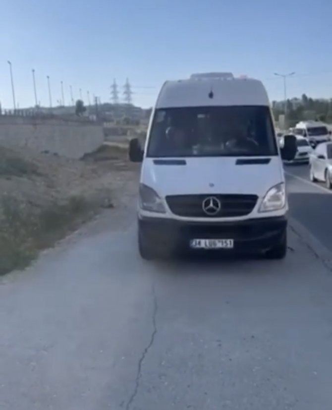 Kaldırımda İlerleyen Personel Servisinin Önüne Atlayıp Tepki Gösterdi
