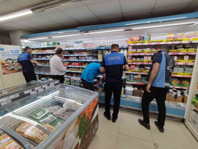 Hakkari Zabıtası Tarihi Geçmiş Ürünleri İmha Etti