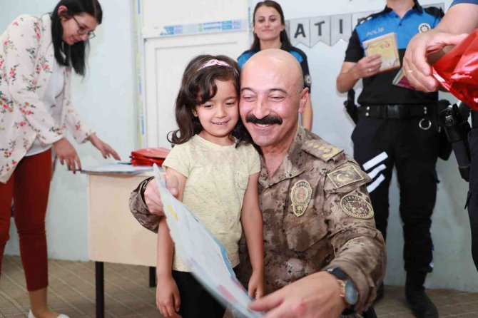 Hakkari Polisi Miniklerin Karne Heyecanına Ortak Oldu