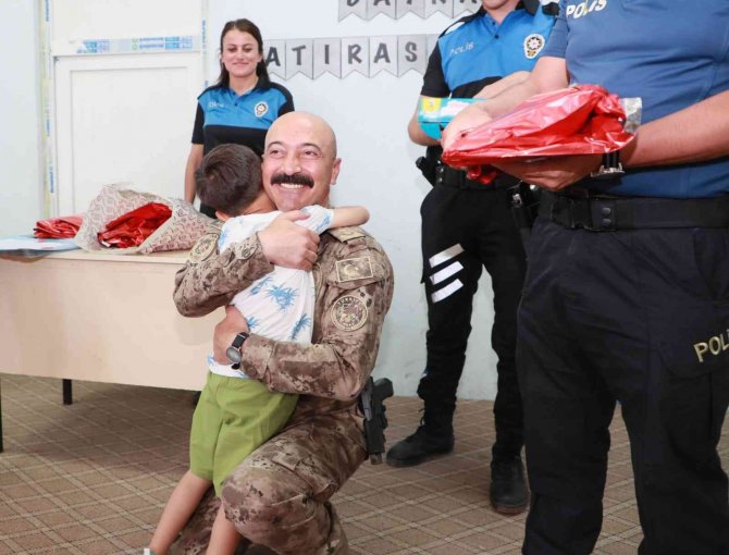 Hakkari Polisi Miniklerin Karne Heyecanına Ortak Oldu