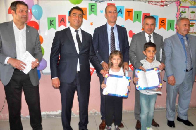 Önce Karne Aldılar Daha Sonra Doyasına Halay Çektiler