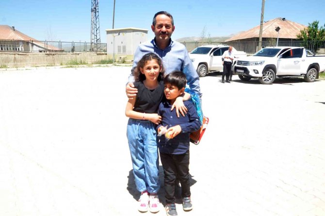 Önce Karne Aldılar Daha Sonra Doyasına Halay Çektiler