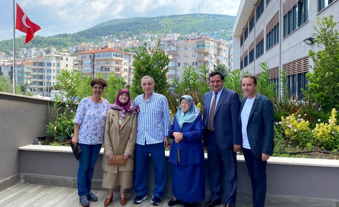 Yaptırdığı Okulun Öğrencileri Çiçeklerle Karşıladı