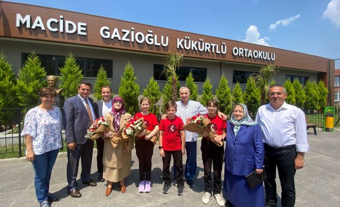 Yaptırdığı Okulun Öğrencileri Çiçeklerle Karşıladı