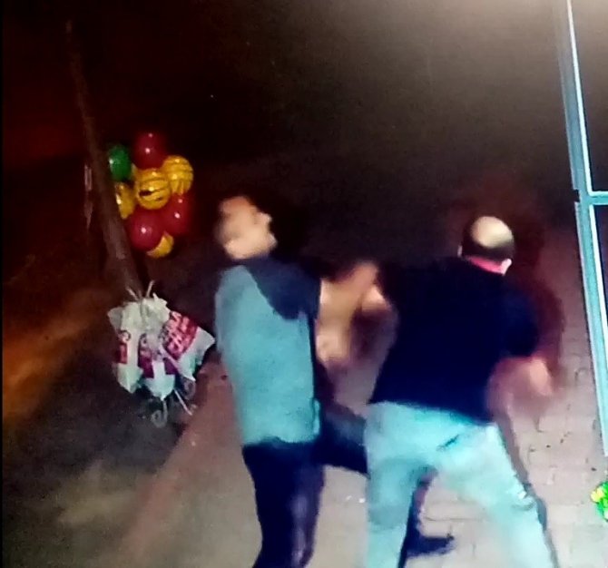 İ̇çki Şişede Durduğu Gibi Durmadı: Yumrukladığı Arkadaşını Hastanelik Ettiği Anlar Kamerada