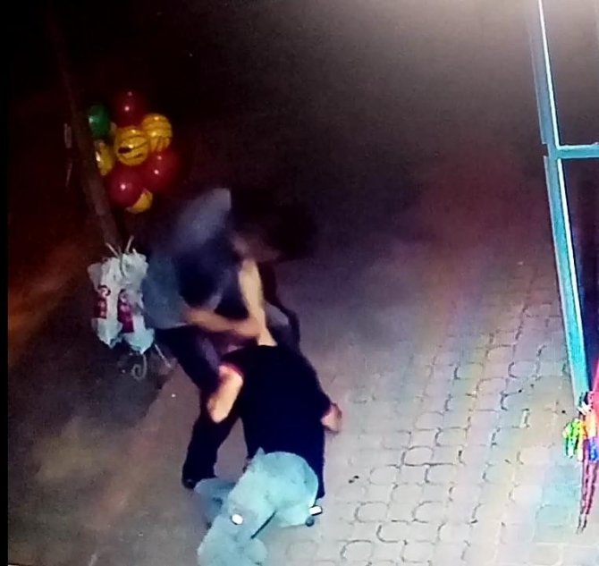 İ̇çki Şişede Durduğu Gibi Durmadı: Yumrukladığı Arkadaşını Hastanelik Ettiği Anlar Kamerada