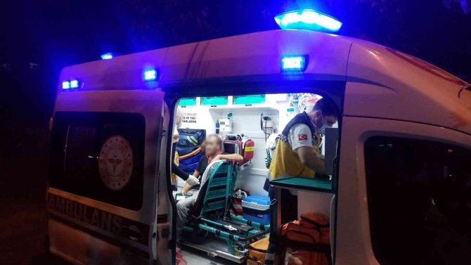 İ̇çki Şişede Durduğu Gibi Durmadı: Yumrukladığı Arkadaşını Hastanelik Ettiği Anlar Kamerada