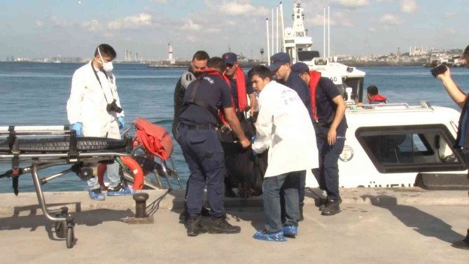 Kadıköy’de Denize Düştü, Cansız Bedeni Kıyıya Çıkarıldı