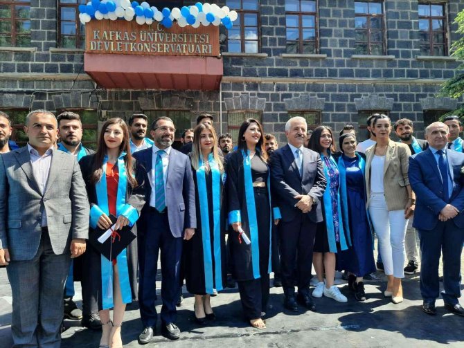 Kars’ta Devlet Konservatuarında Mezuniyet Coşkusu