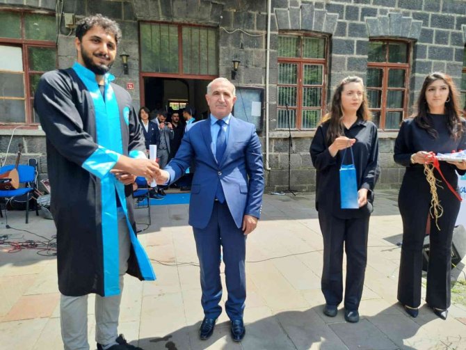 Kars’ta Devlet Konservatuarında Mezuniyet Coşkusu