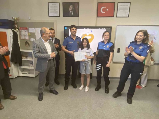 Maltepe’de Polislerden Şehit Çocuklarına Karne Sürprizi