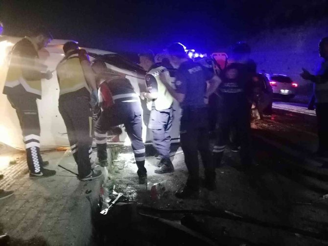 Takla Atan Araçta Sıkışan Yaralı, Baltayla Camlar Kırılarak Kurtarıldı