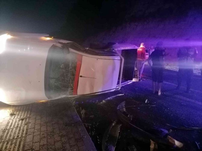 Takla Atan Araçta Sıkışan Yaralı, Baltayla Camlar Kırılarak Kurtarıldı