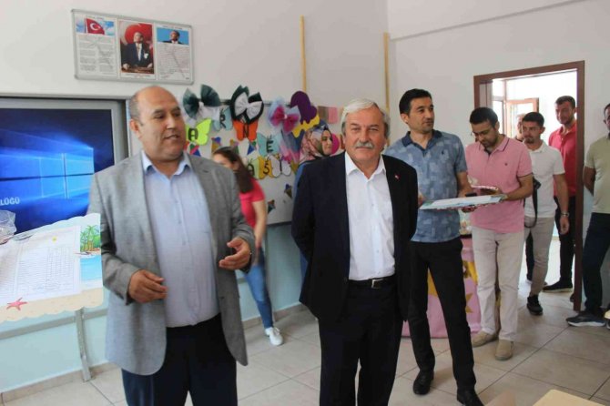 Kaymakam Ünal Ve Başkan Şahin Öğrencilerin Karne Heyecanına Ortak Oldular