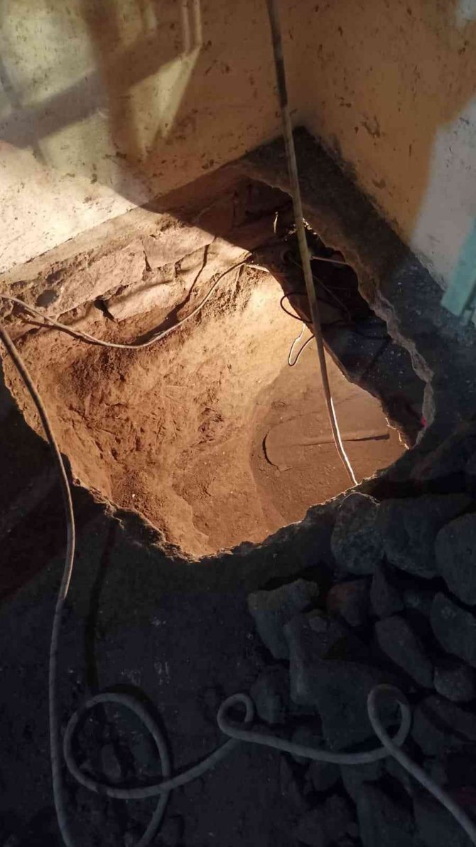 Polisten Kaçmak İçin Evine Kazdığı Tünelde Yakalandı