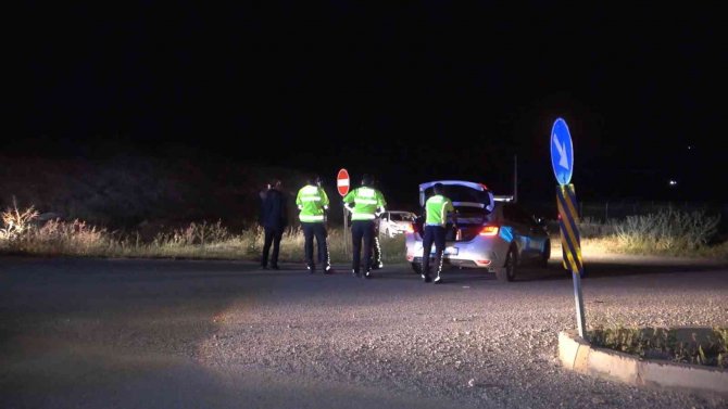 "Dur" İhtarına Uymayan Alkollü Sürücü, Trafik Polisine Çarpıp Kaçtı