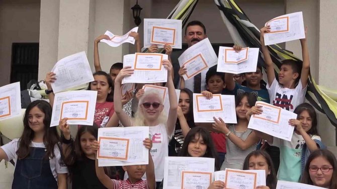 Öğrencilerin Karne Sevinci: Pandemisiz İlk Yaz Tatili Başladı