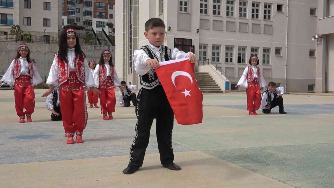 Öğrencilerin Karne Sevinci: Pandemisiz İlk Yaz Tatili Başladı