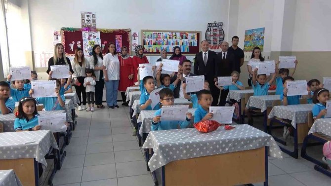 Öğrencilerin Karne Sevinci: Pandemisiz İlk Yaz Tatili Başladı