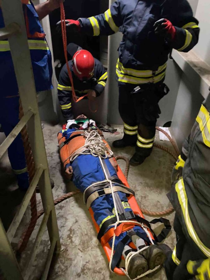 Çalıştığı Gemide 5 Metre Yükseklikten Düşen İşçiye Kurtarma Operasyonu Böyle Yapıldı