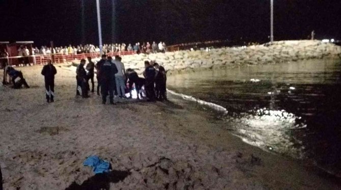 Gece Denize Girip Boğulan Genç Hayatını Kaybetti