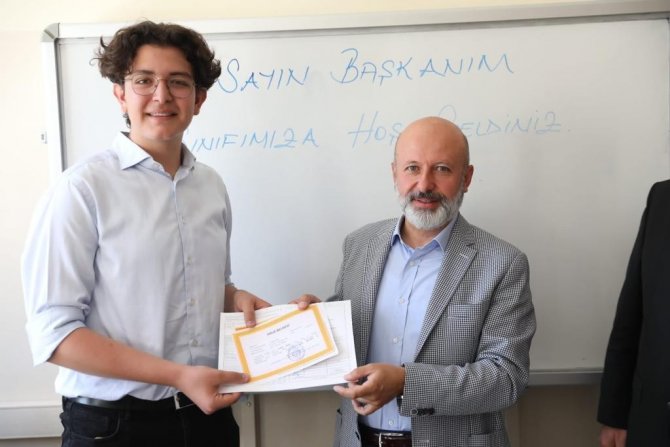 Başkan Çolakbayrakdar, Öğrencilerin Karne Sevincine Ortak Oldu