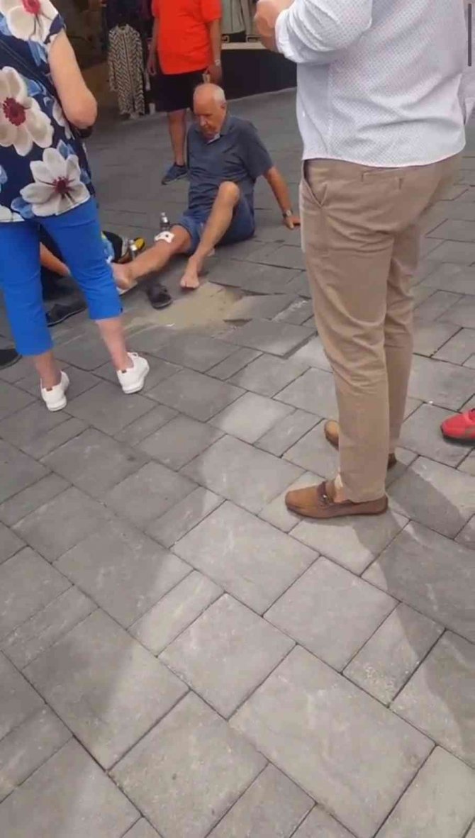 Kuşadası’nda Yolda Düşen Turiste Motorize Ambulans Müdahale Etti