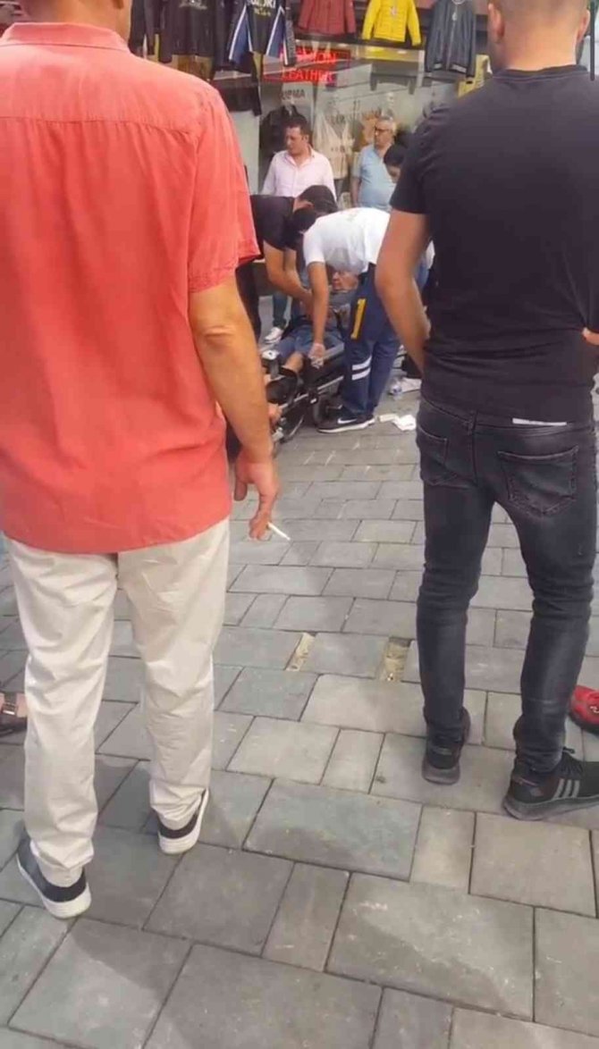 Kuşadası’nda Yolda Düşen Turiste Motorize Ambulans Müdahale Etti