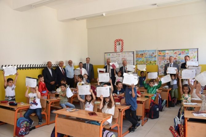 Vali Karadeniz, Öğrencilerin Karne Heyecanına Ortak Oldu