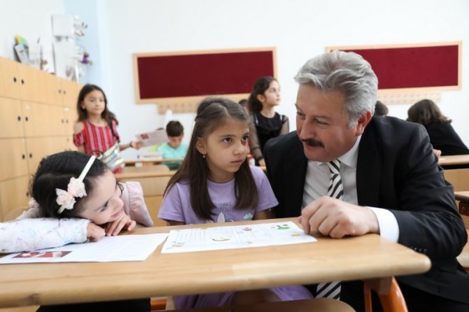 Başkan Palancıoğlu, Minik Öğrencilere Karne Dağıttı