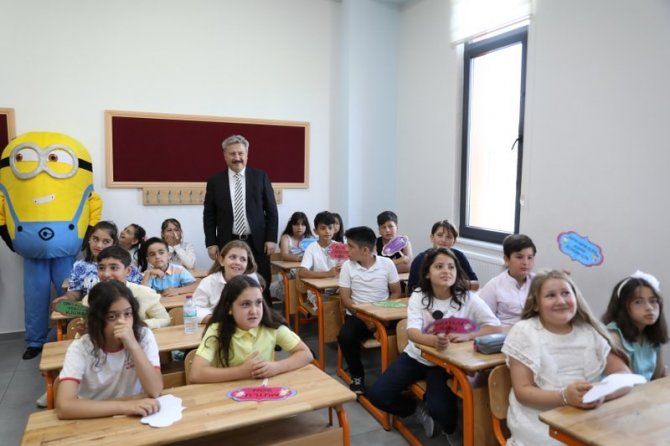 Başkan Palancıoğlu, Minik Öğrencilere Karne Dağıttı