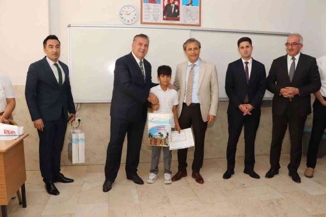 Mersin İ̇l Milli Eğitim Müdürü Koca, Öğrencilerin Karne Heyecanına Ortak Oldu