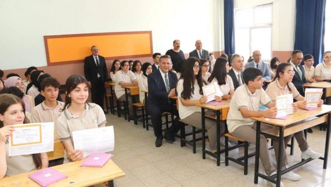 Mersin İ̇l Milli Eğitim Müdürü Koca, Öğrencilerin Karne Heyecanına Ortak Oldu